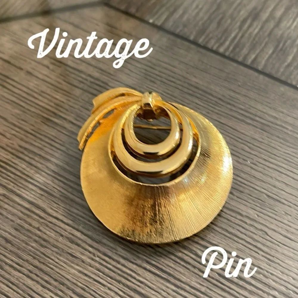 Vintage Gold-tone Pin Round Classic Design